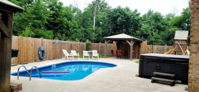 Niagara Falls Villa with Private pool, hottub, water view and Breakfast